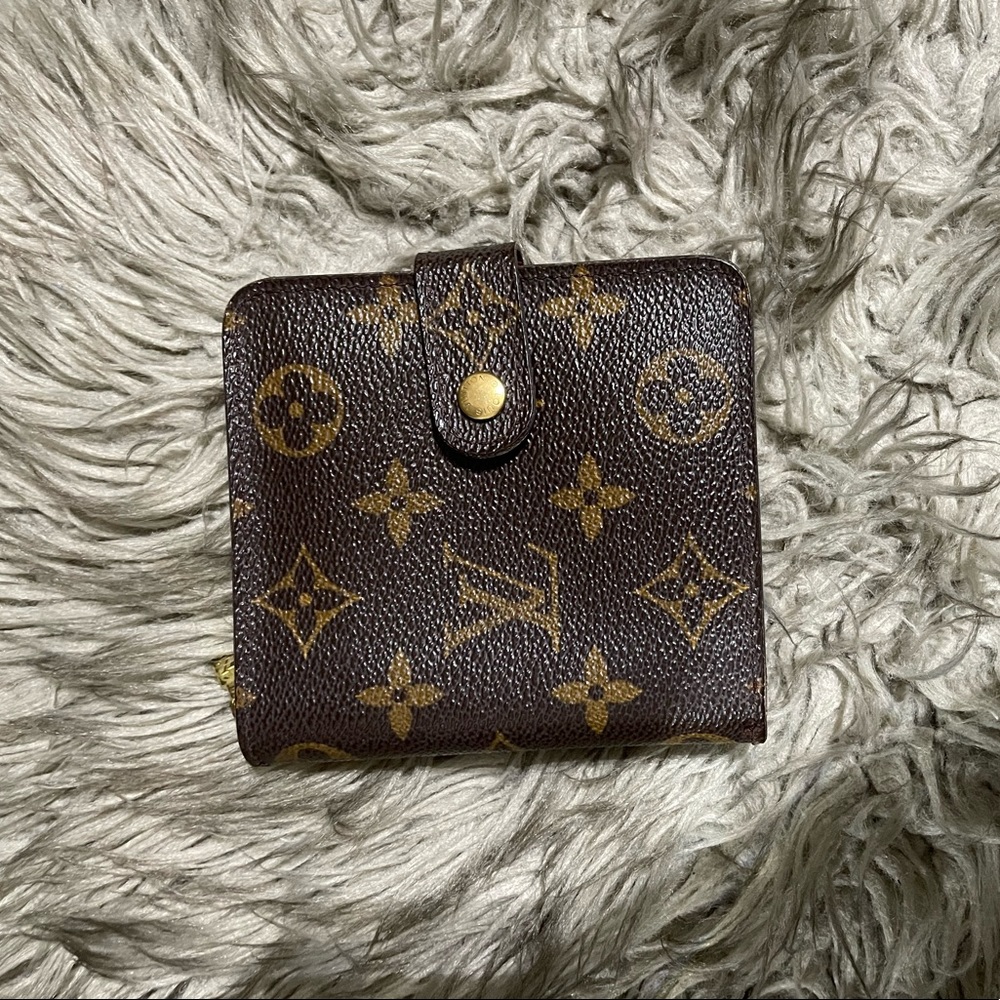 (SOLD) Auth. Louis Vuitton Monogram Wallet